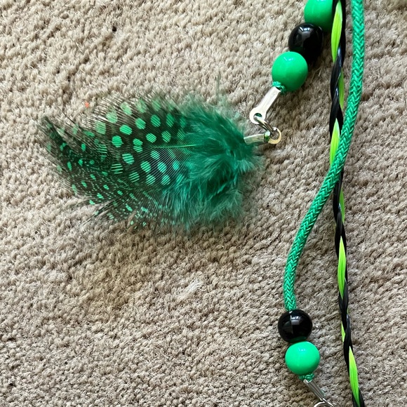 Green hair attachments with feathers, set of two - Picture 4 of 4